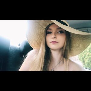 Meet your Posher, Olivia